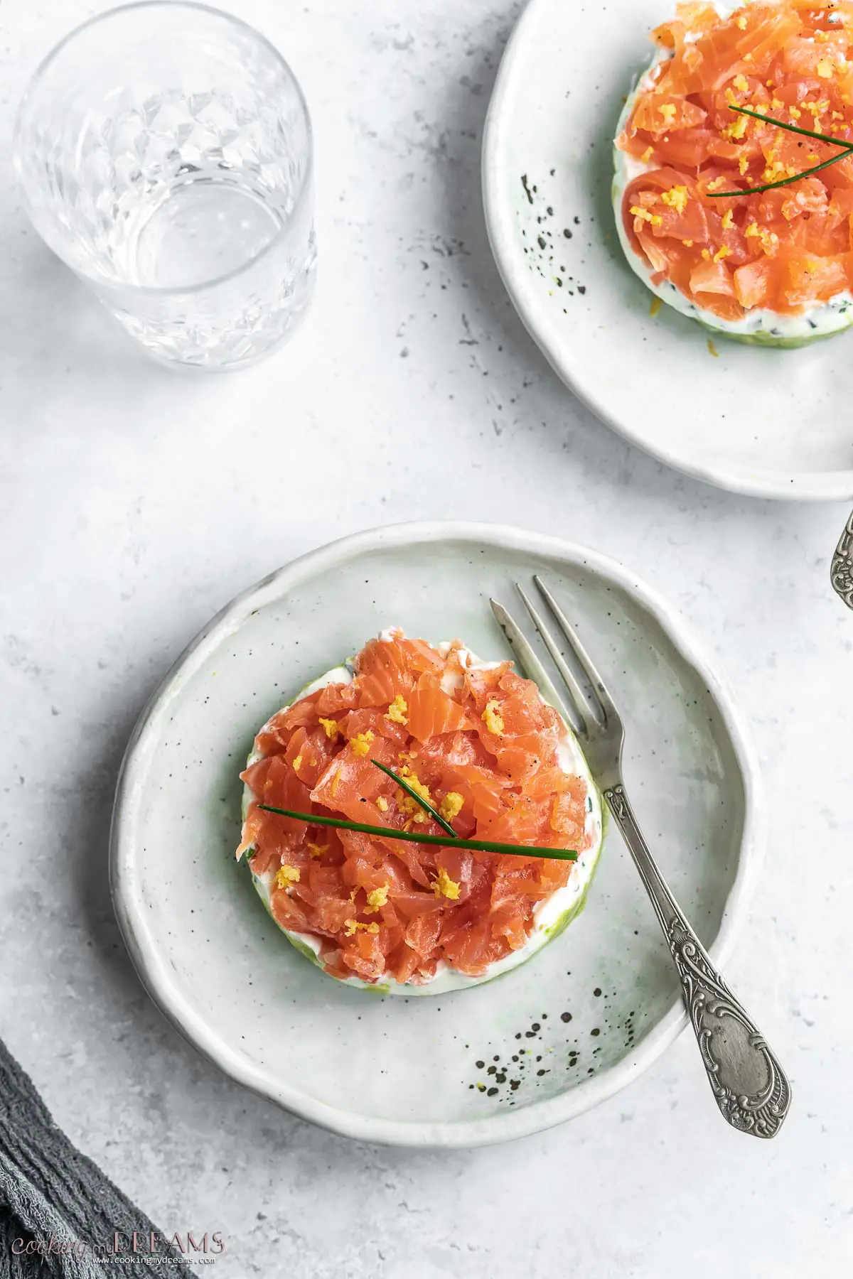2 portions of smoked salmon tartare with a fork