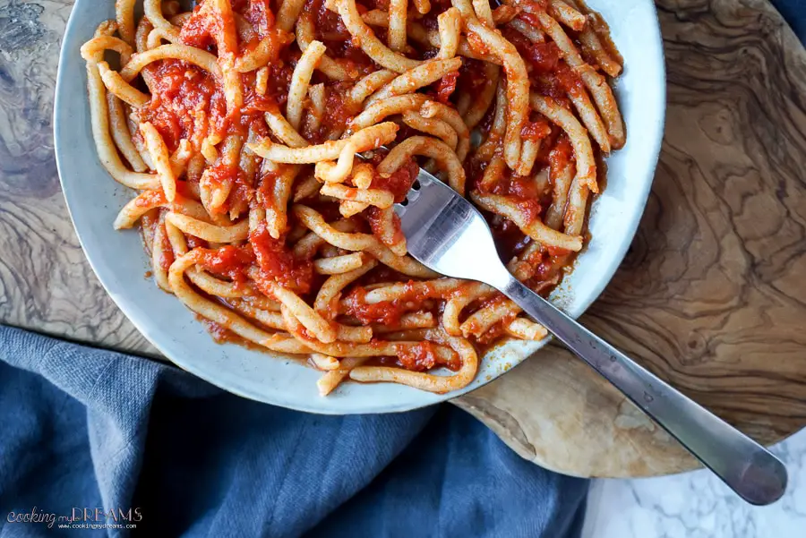 pici pasta with garlic tomato sauce 