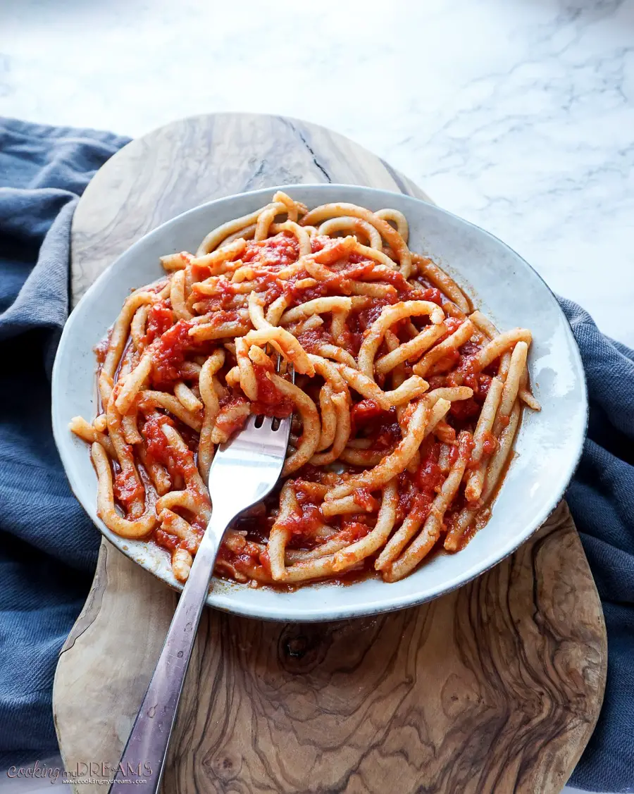 pasta with garlic tomato sauce 
