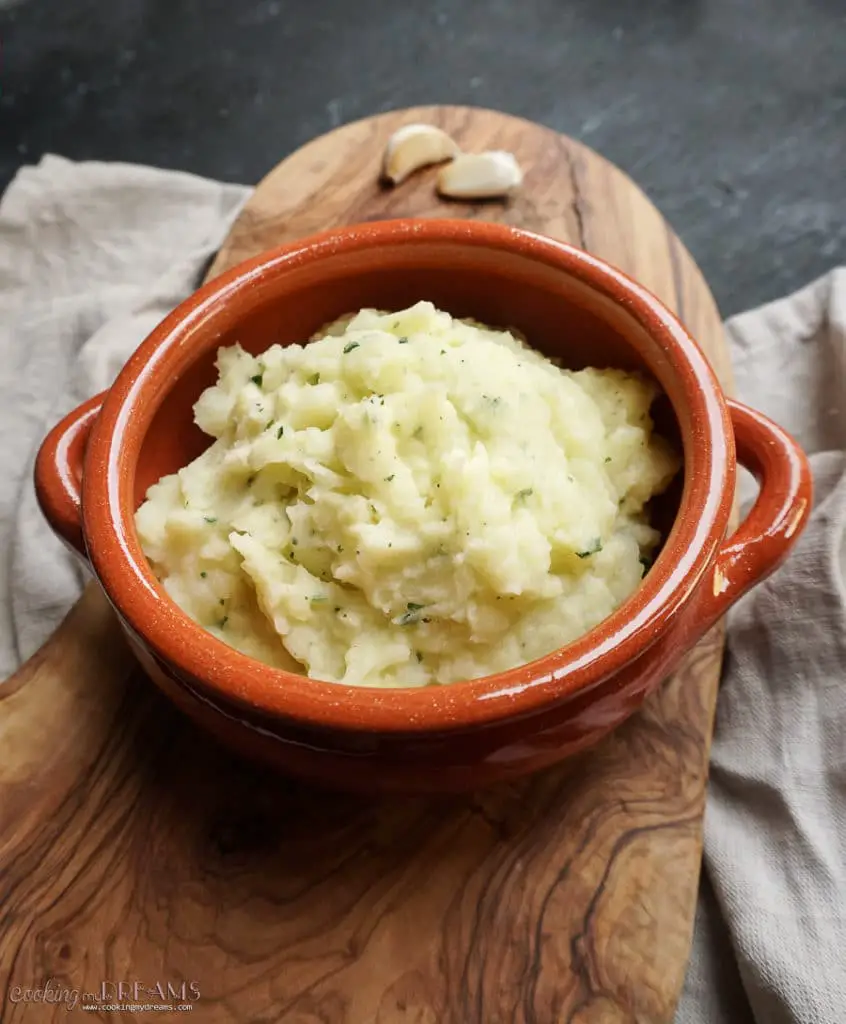 garlic mashed potatoes in terracotta bowl