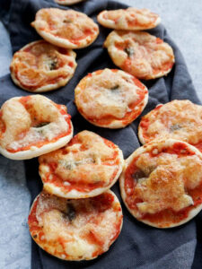 cropped-Puff-Pastry-Mini-Pizza-10-1.jpg