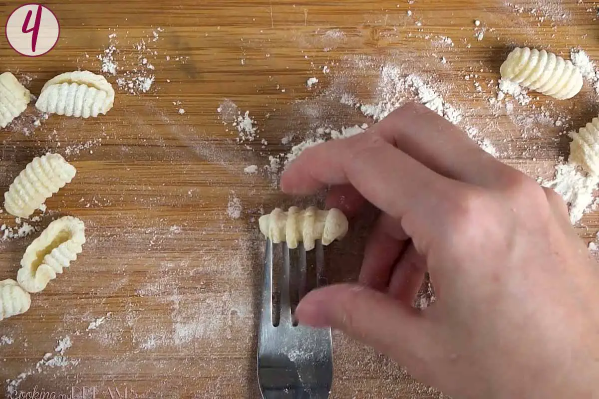 how to make gnocchi, roll the gnocchi on a fork to make the texture