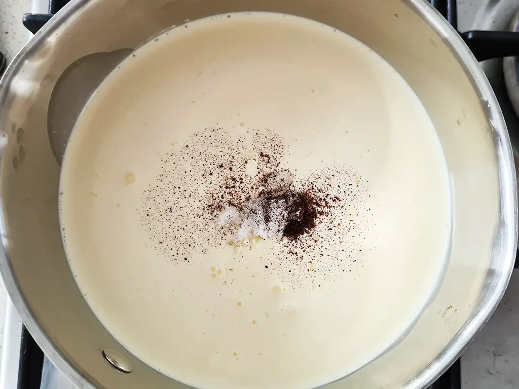 saucepan with cream, sugar and vanilla