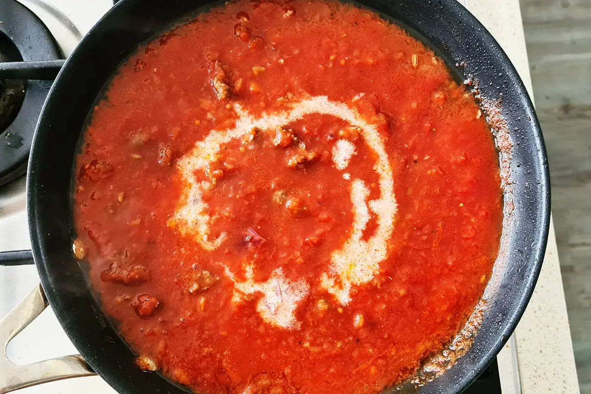 a drizzle of cream is added to the sauce for creaminess.
